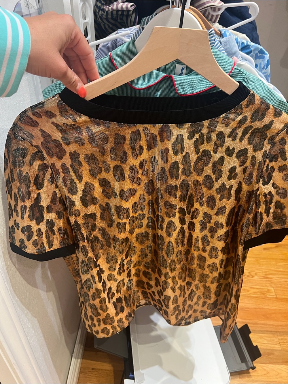 Alice + Olivia Leopard Print Short Sleeve Top - Gold & Black